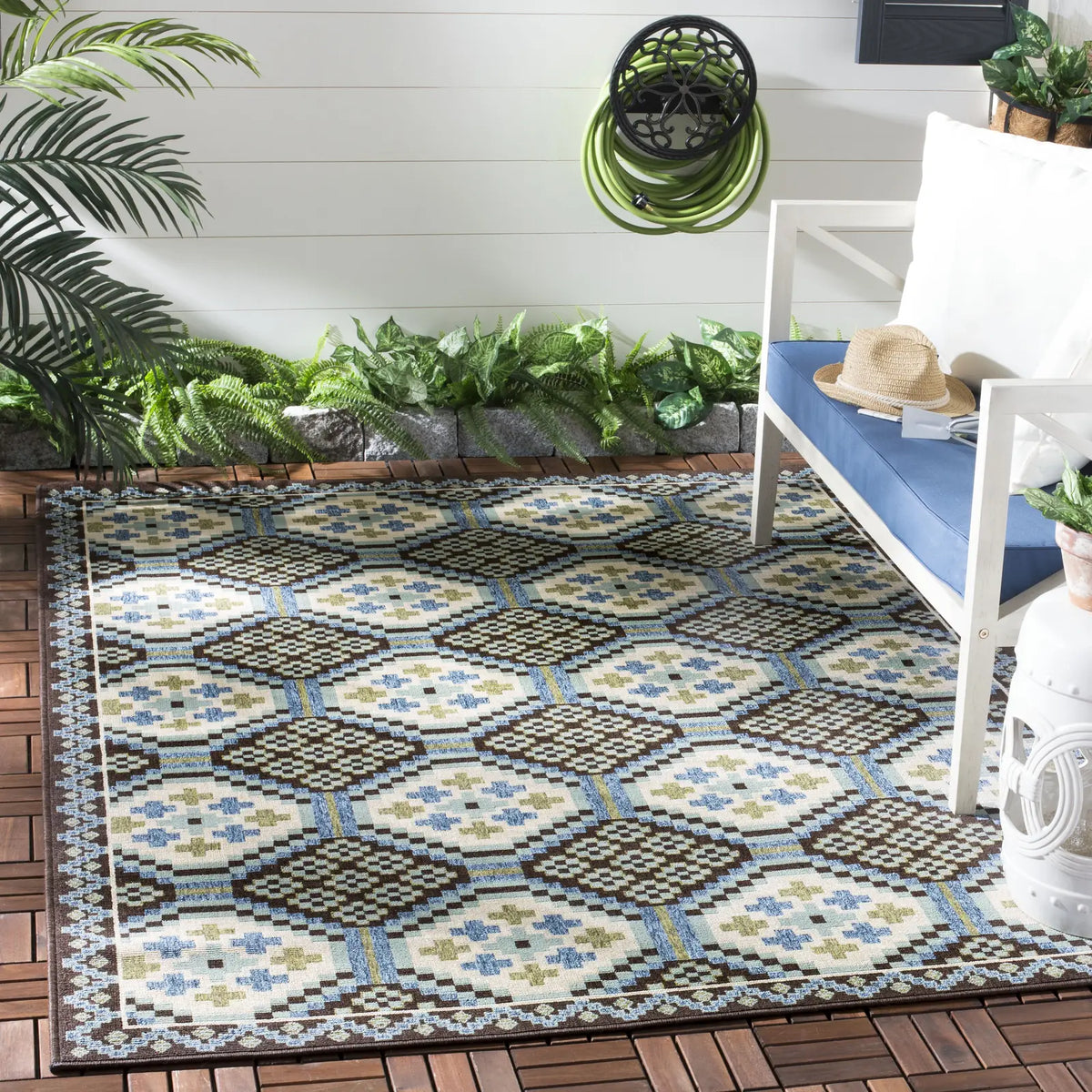 Safavieh Veranda 5'-3" x 7'-7" Rug in Blue / Chocolate