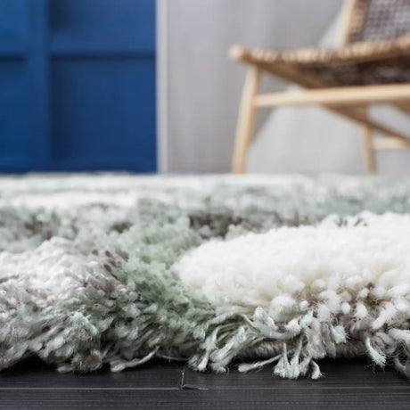 Safavieh Horizon Shag 800 4'-0" x 6'-0" Rug in Grey / Green