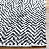 Safavieh Montauk 5'-0" x 8'-0" Rug in Black / Ivory