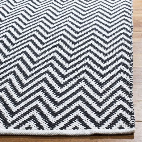 Safavieh Montauk 5'-0" x 8'-0" Rug in Black / Ivory