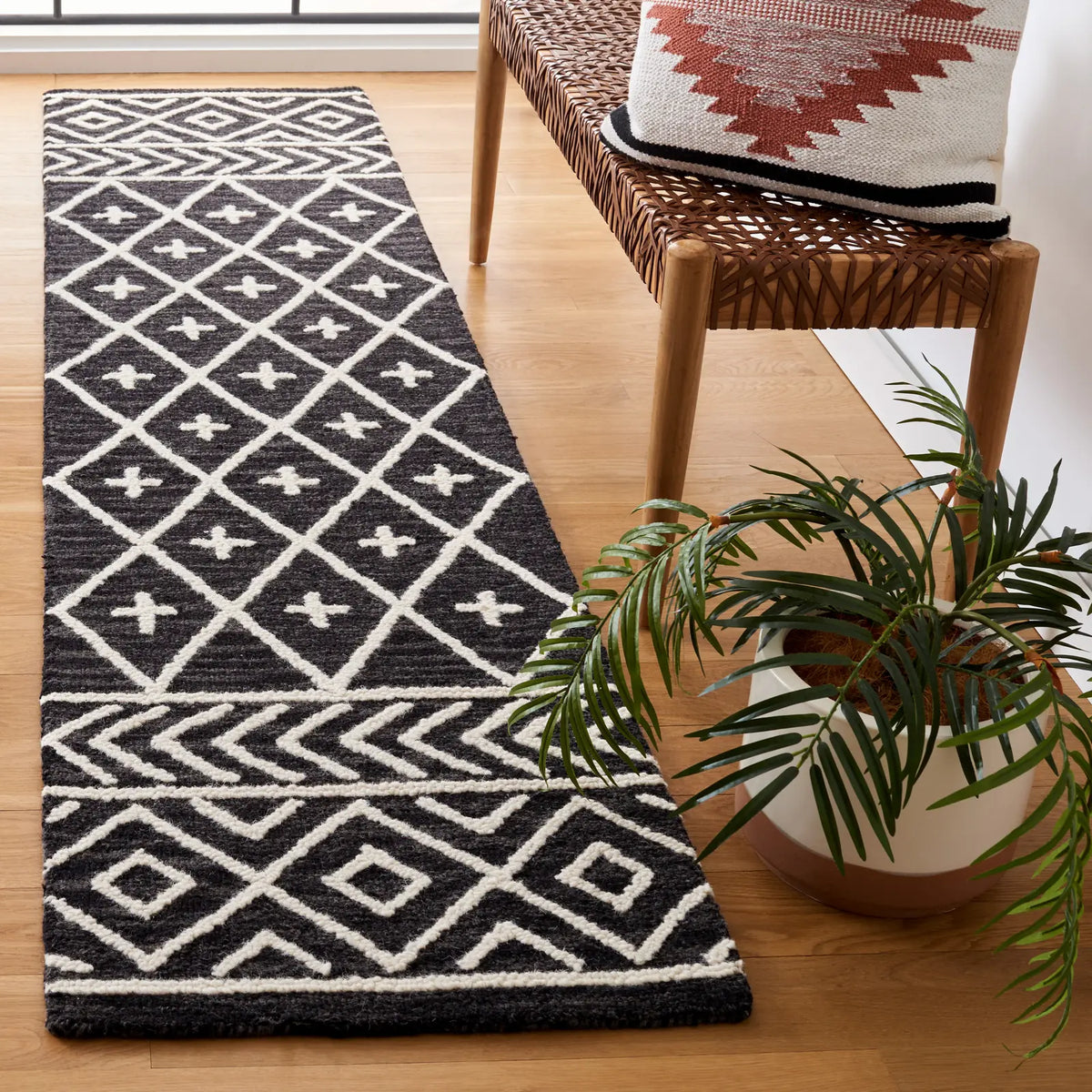 Safavieh Metro 2'-0" x 9'-0" Rug in Black / Ivory