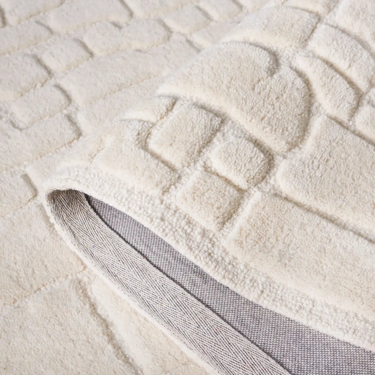 Safavieh Manhattan 4'-0" x 6'-0" Rug in Ivory