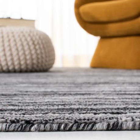 Safavieh Elements 4'-0" x 6'-0" Rug in Black / Grey