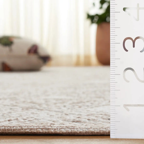 Safavieh Montauk 5'-0" x 8'-0" Rug in Beige / Ivory
