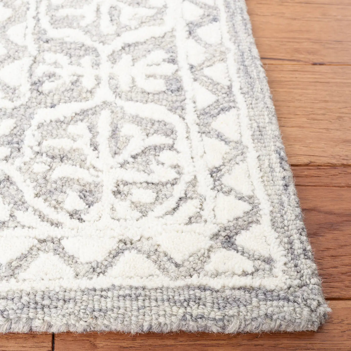 Safavieh Metro 4'-0" x 6'-0" Rug in Dark Grey / Ivory