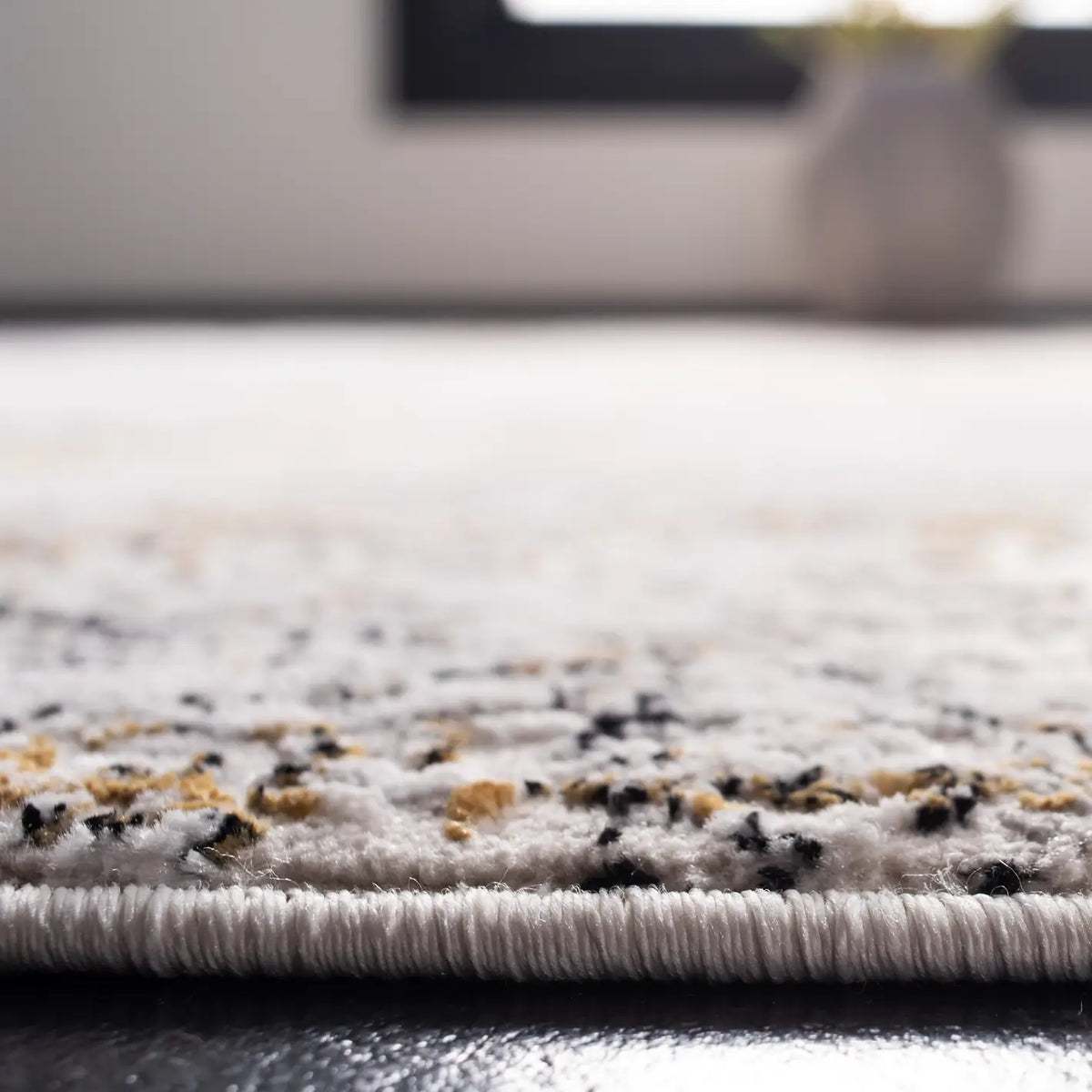 Safavieh Amalfi 4'-0" x 6'-0" Rug in Creme / Gold