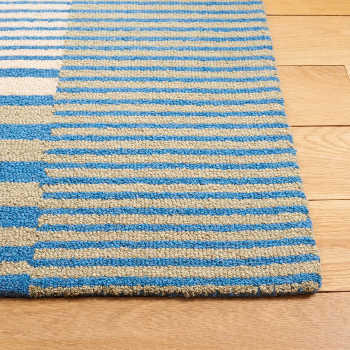 Safavieh Genre 4'-0" x 6'-0" Rug in Blue / Ivory