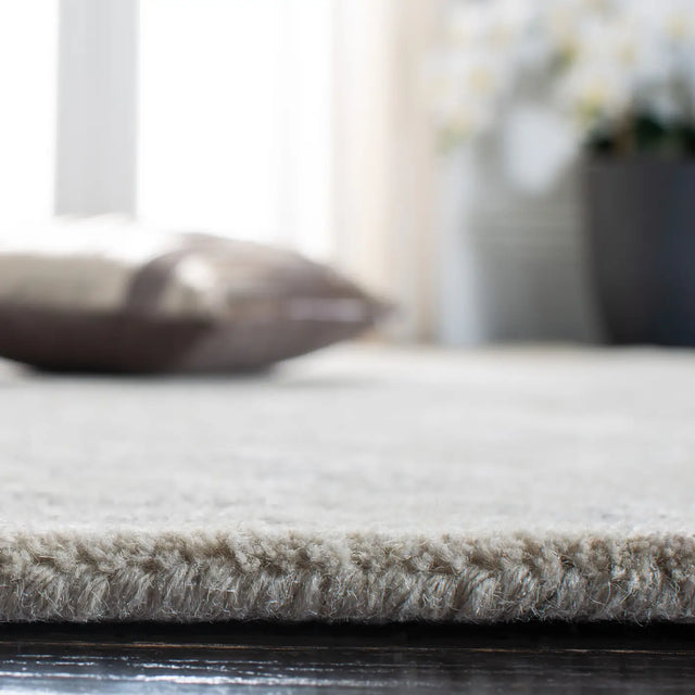 Safavieh Glamour 4'-0" x 6'-0" Rug in Grey