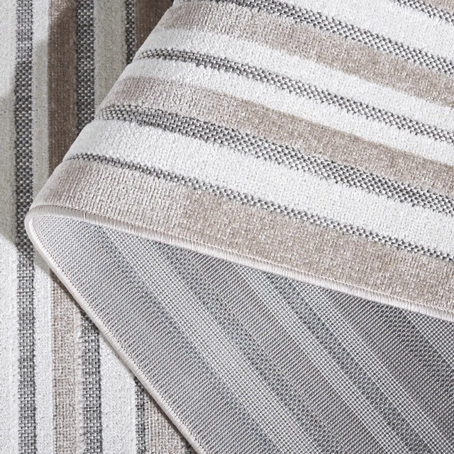 Safavieh Cabana 4'-5" x 6'-5" Rug in Beige / Ivory