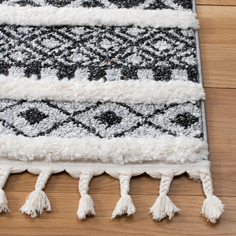 Safavieh Moroccan Tassel Shag 4'-0" x 6'-0" Rug in Grey / Ivory