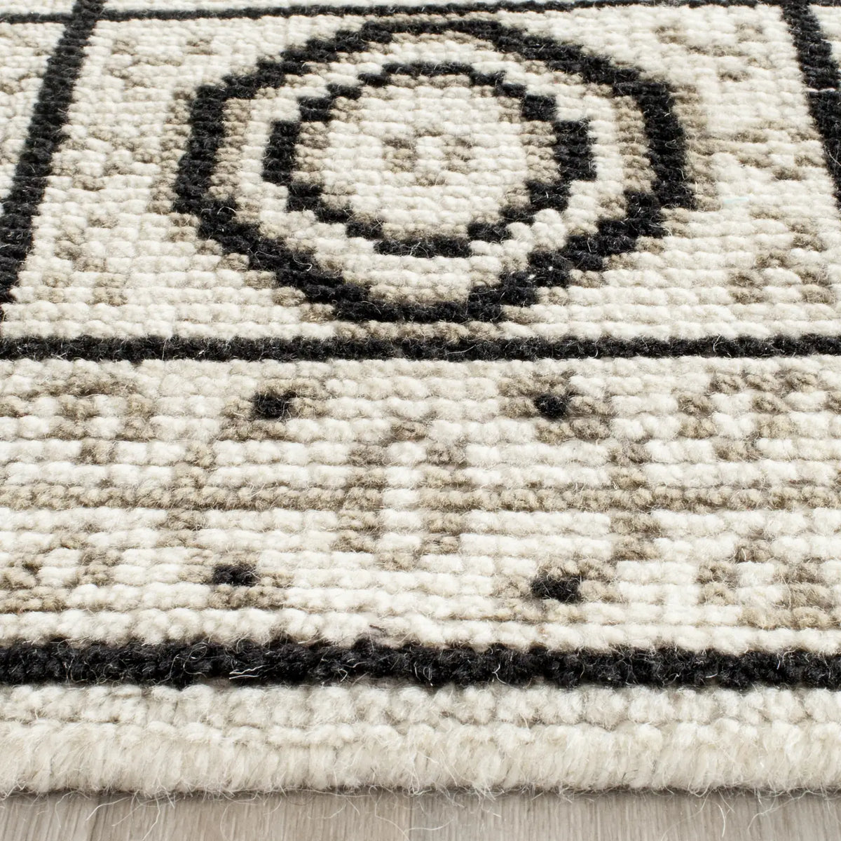 Safavieh Kenya 2'-3" x 8'-0" Rug in Ivory / Grey