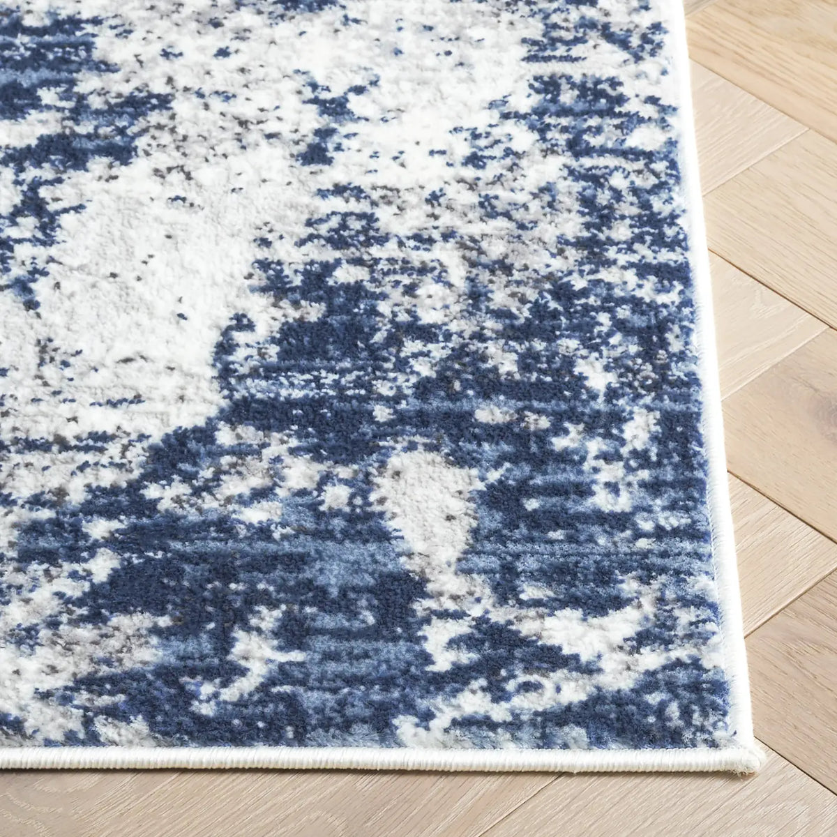 Safavieh Amelia 700 4'-0" x 6'-0" Rug in Ivory / Navy