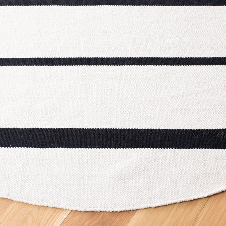 Safavieh Montauk 6'-0" x 6'-0" Rug in Ivory / Black