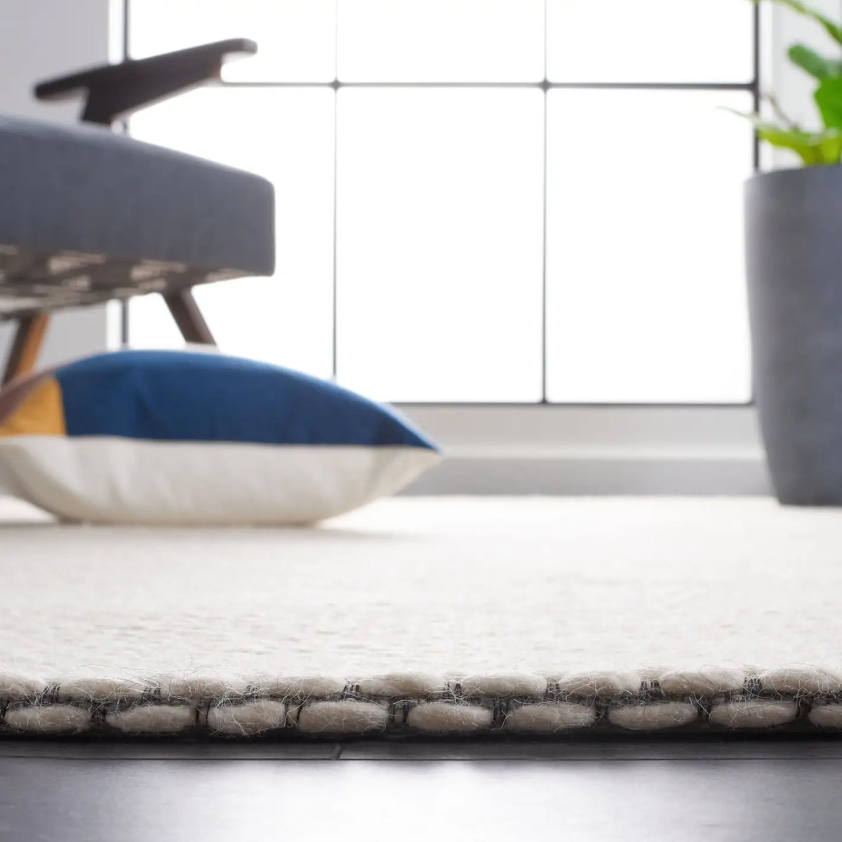 Safavieh Marbella 4'-0" x 6'-0" Rug in Ivory