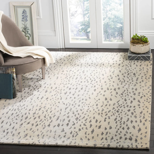 Safavieh Tibetan 4'-0" x 6'-0" Rug in Silver
