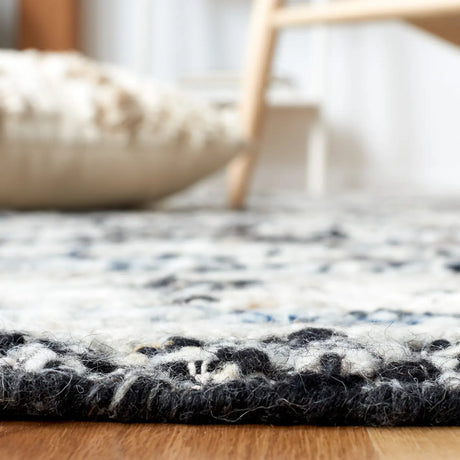 Safavieh Manhattan 4'-0" x 6'-0" Rug in Ivory / Black