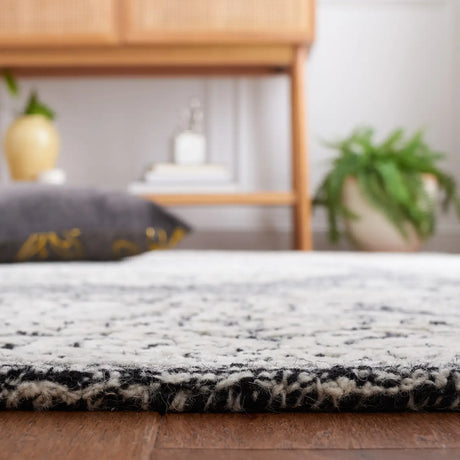 Safavieh Precious 4'-0" x 6'-0" Rug in Black / Ivory