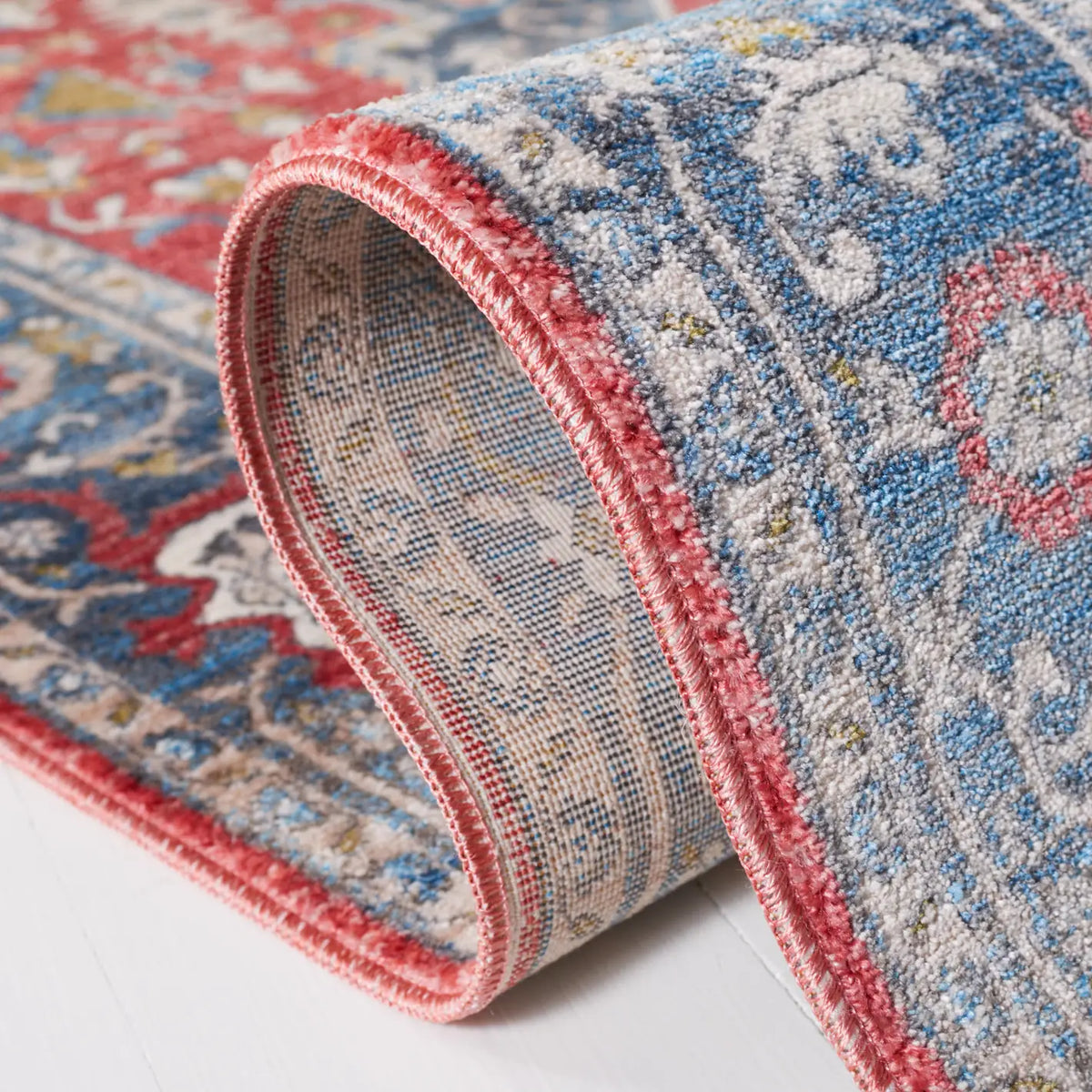Safavieh Vintage Persian 4'-0" x 6'-0" Rug in Red / Blue