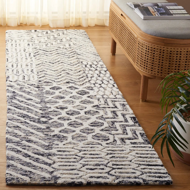 Safavieh Ebony 2'-3" x 8'-0" Rug in Ivory / Black