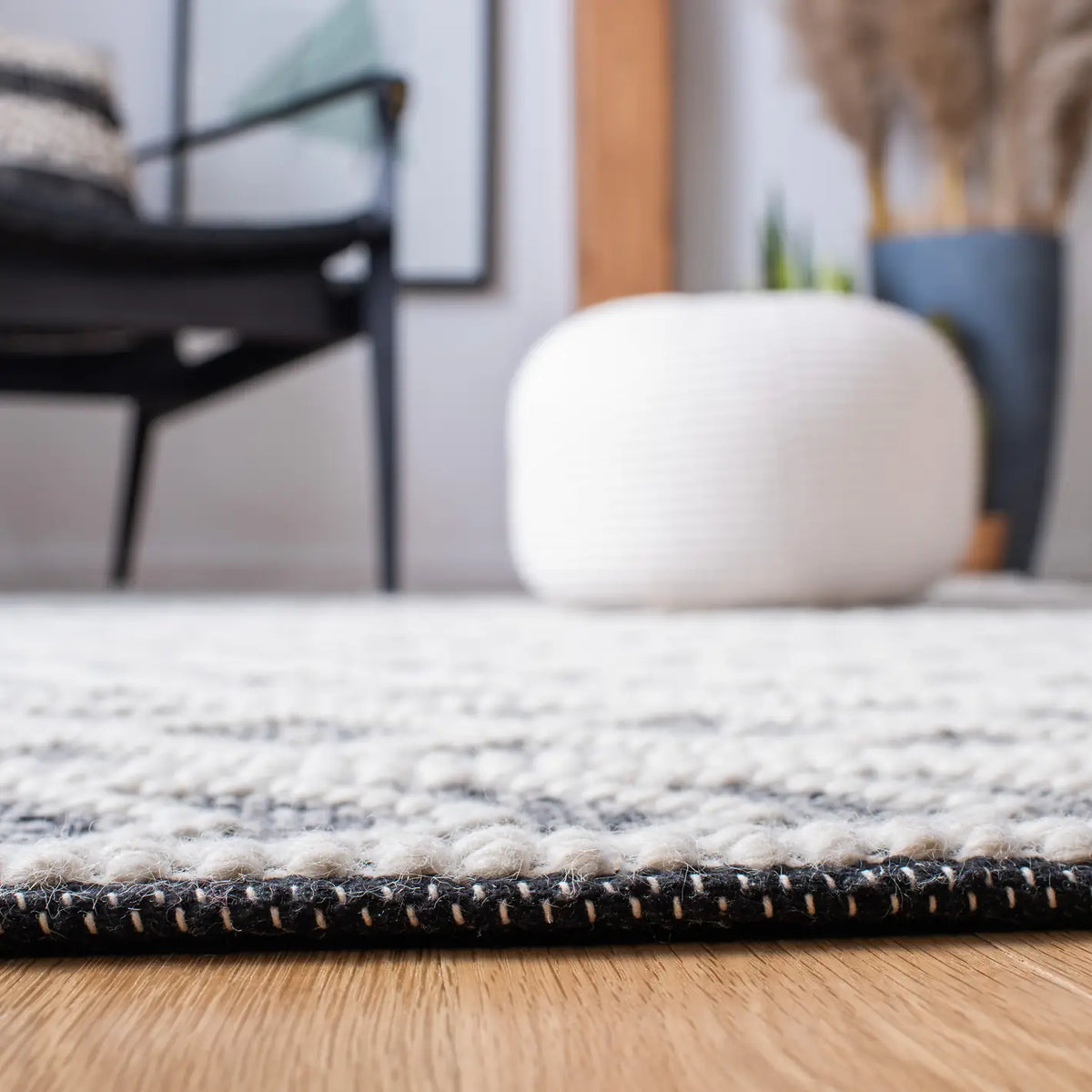 Safavieh Natura 4'-0" x 6'-0" Rug in Ivory / Black