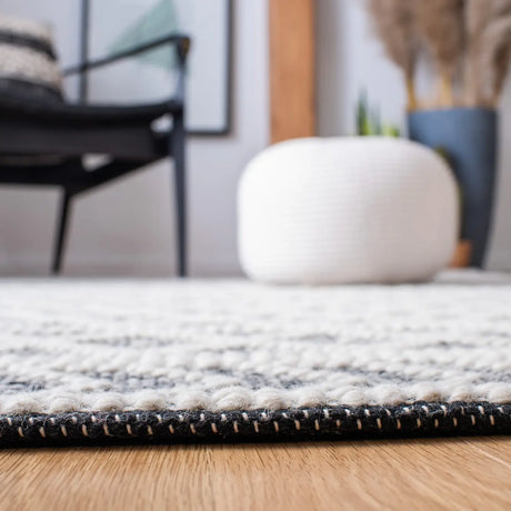 Safavieh Natura 4'-0" x 6'-0" Rug in Ivory / Black