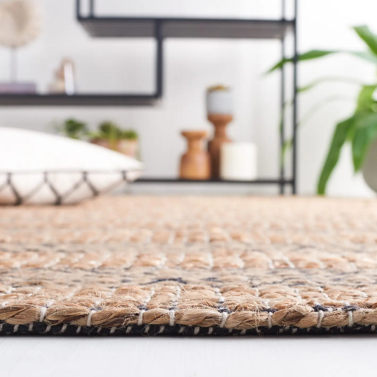 Safavieh Natural Fiber 4'-0" x 6'-0" Rug in Black / Natural