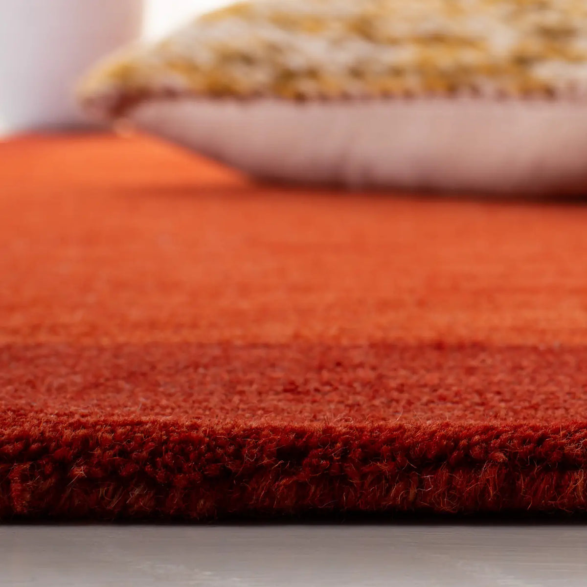 Safavieh Himalaya 4'-0" x 6'-0" Rug in Red