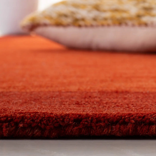 Safavieh Himalaya 4'-0" x 6'-0" Rug in Red
