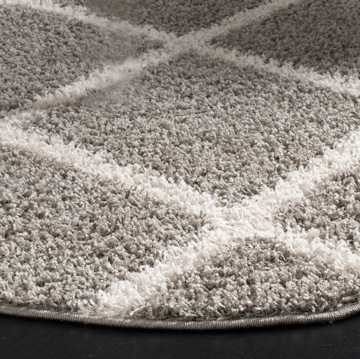 Safavieh New York Shag 6'-7" x 6'-7" Rug in Grey / Ivory