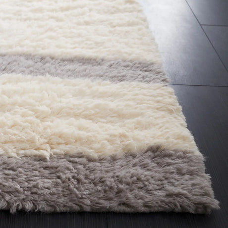 Safavieh Casablanca 4'-0" x 6'-0" Rug in Grey / Ivory