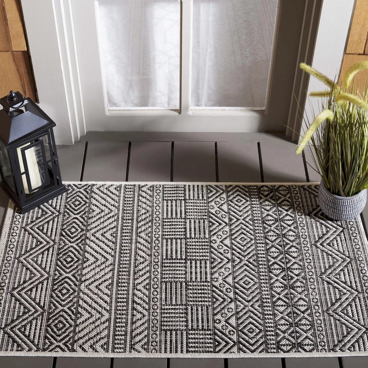 Safavieh Courtyard 2'-0" x 3'-7" Rug in Ivory / Black