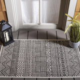 Safavieh Courtyard 2'-0" x 3'-7" Rug in Ivory / Black
