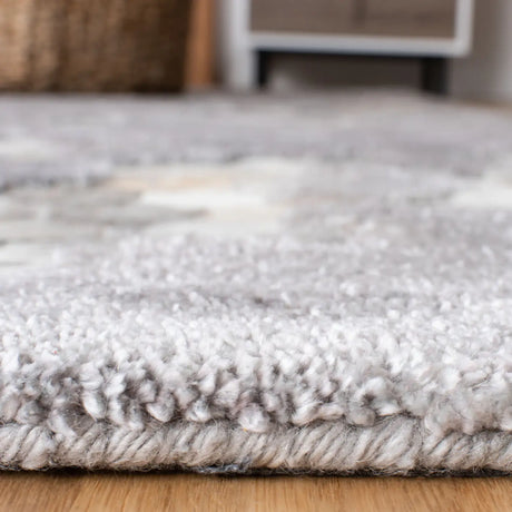 Safavieh Manhattan 5'-0" x 8'-0" Rug in Grey / Ivory