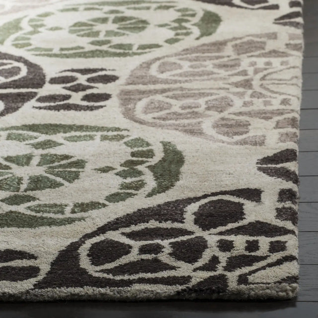 Safavieh Wyndham 5'-0" x 8'-0" Rug in Ivory / Brown