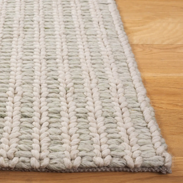 Safavieh Manhattan 4'-0" x 6'-0" Rug in Ivory / Sage