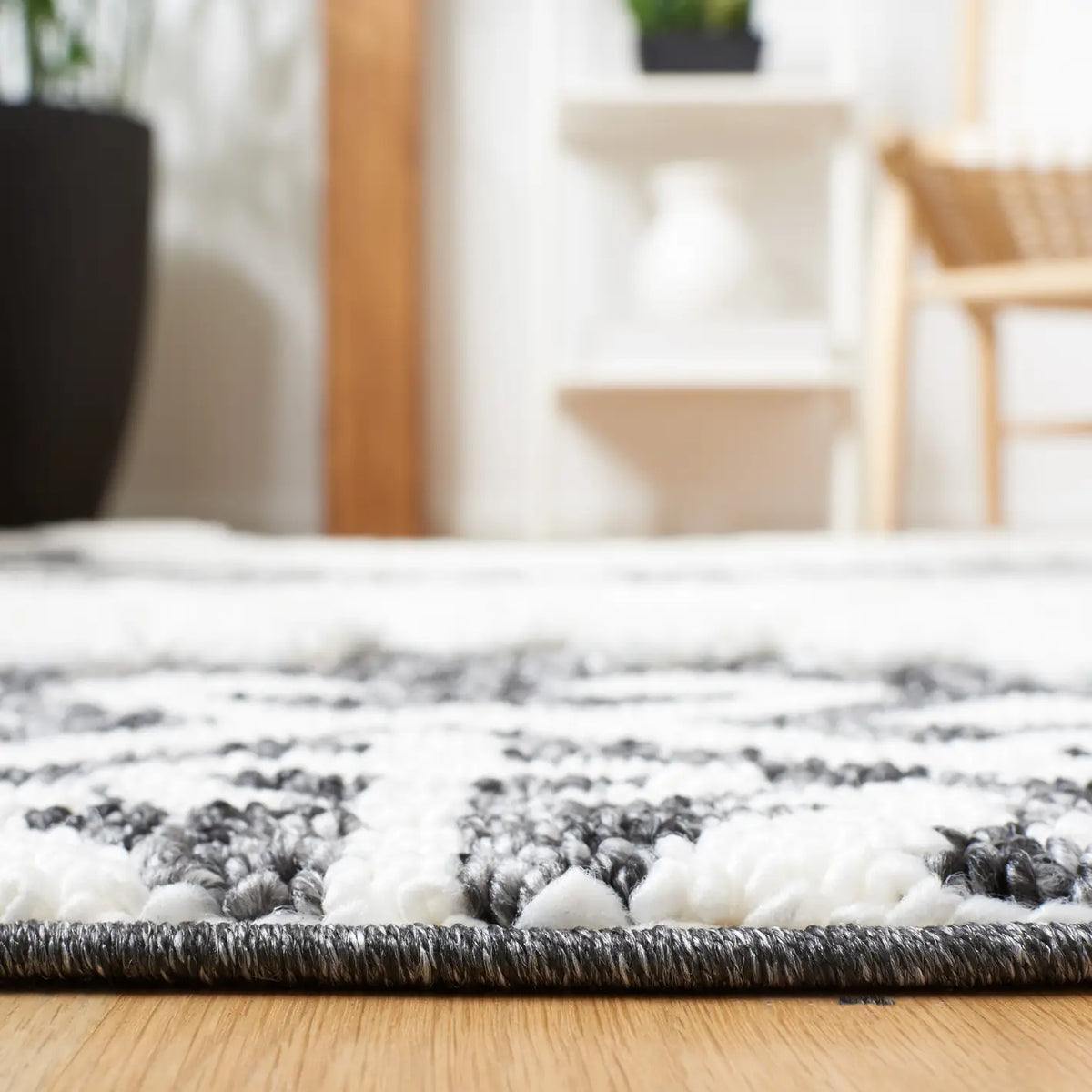 Safavieh Moroccan Tassel Shag 4'-0" x 6'-0" Rug in Dark Grey / Ivory