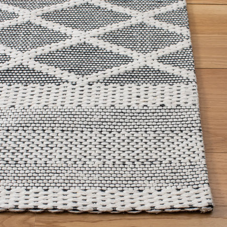 Safavieh Marbella 4'-0" x 6'-0" Rug in Ivory / Black