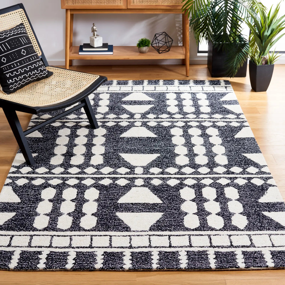 Safavieh Capri 4'-0" x 6'-0" Rug in Black / Ivory