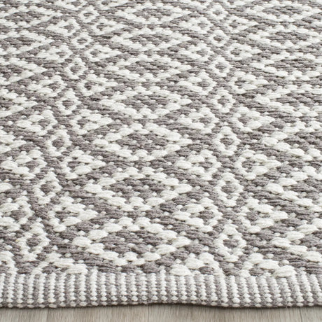 Safavieh Montauk 2'-3" x 11'-7" Rug in Ivory / Grey