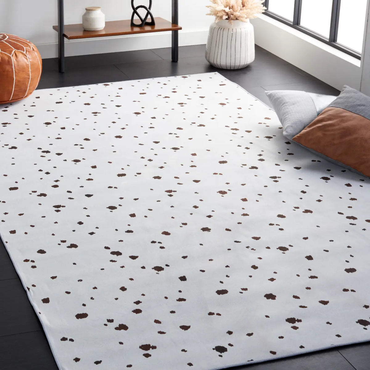 Safavieh Faux Hide 4'-0" x 6'-0" Rug in Ivory / Black