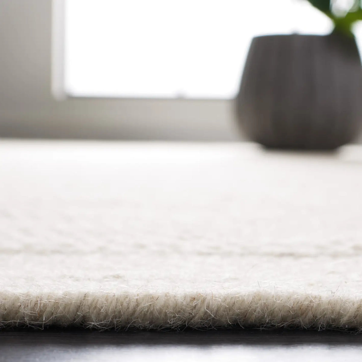 Safavieh Vermont 4'-0" x 6'-0" Rug in Ivory