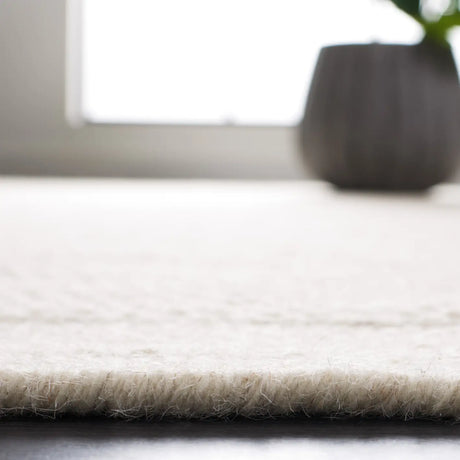 Safavieh Vermont 4'-0" x 6'-0" Rug in Ivory