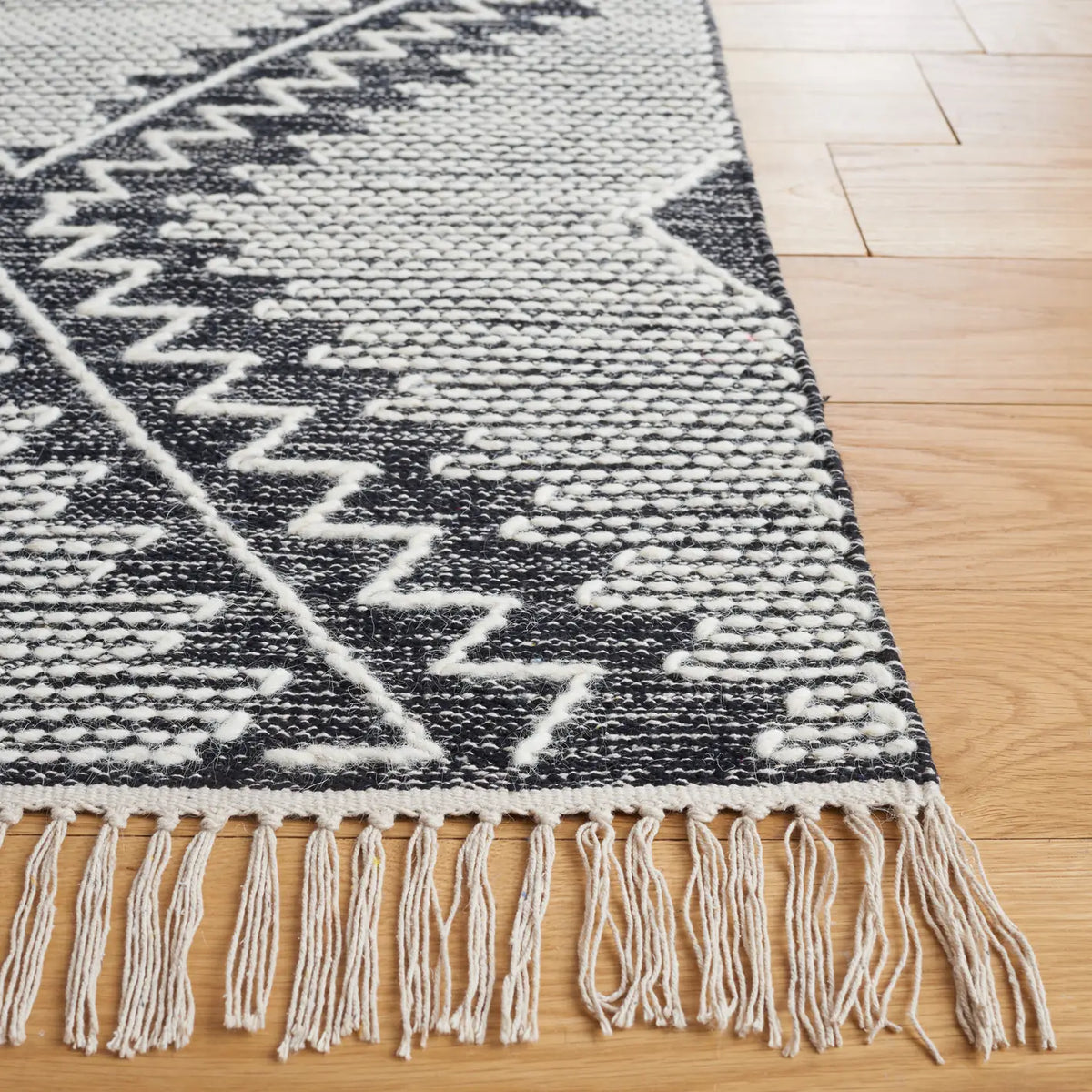 Safavieh Kilim 4'-0" x 6'-0" Rug in Ivory / Black