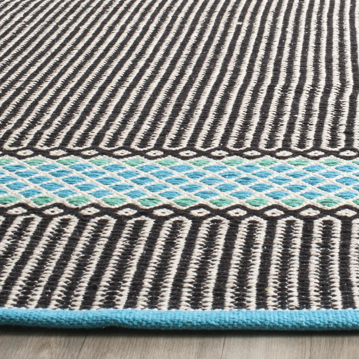 Safavieh Montauk 6'-0" x 9'-0" Rug in Turquoise / Multi