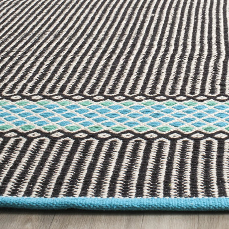Safavieh Montauk 6'-0" x 9'-0" Rug in Turquoise / Multi