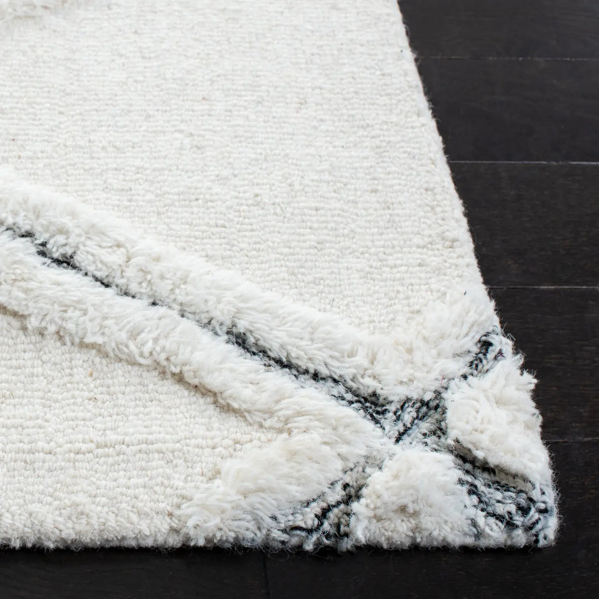 Safavieh Casablanca 4'-0" x 6'-0" Rug in Ivory