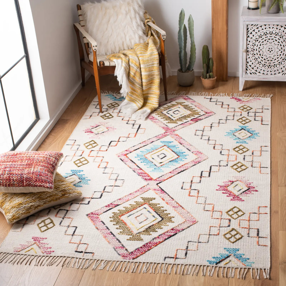 Safavieh Kilim 4'-0" x 6'-0" Rug in Ivory / Pink