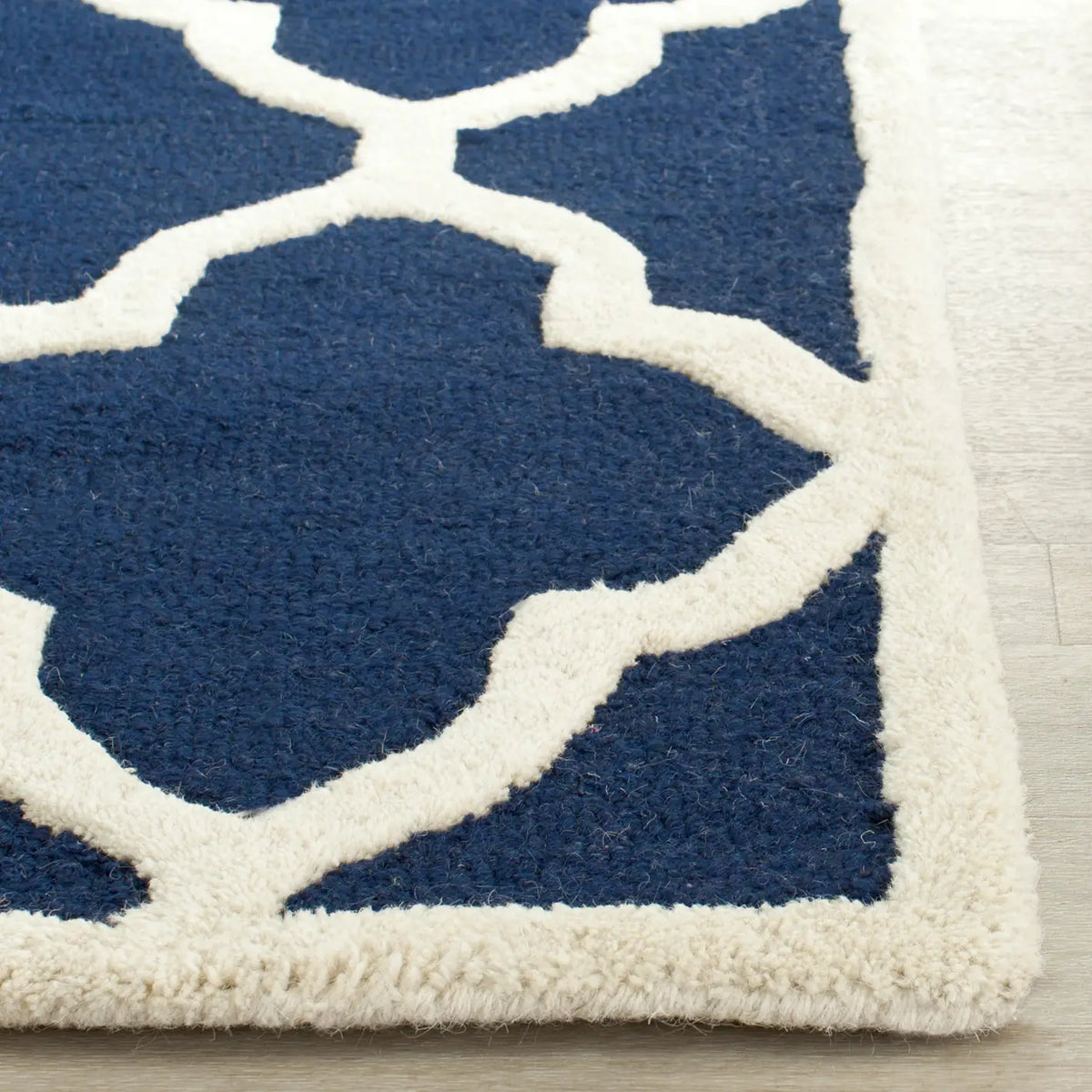 Safavieh Cambridge 2'-6" x 8'-0" Rug in Navy / Ivory