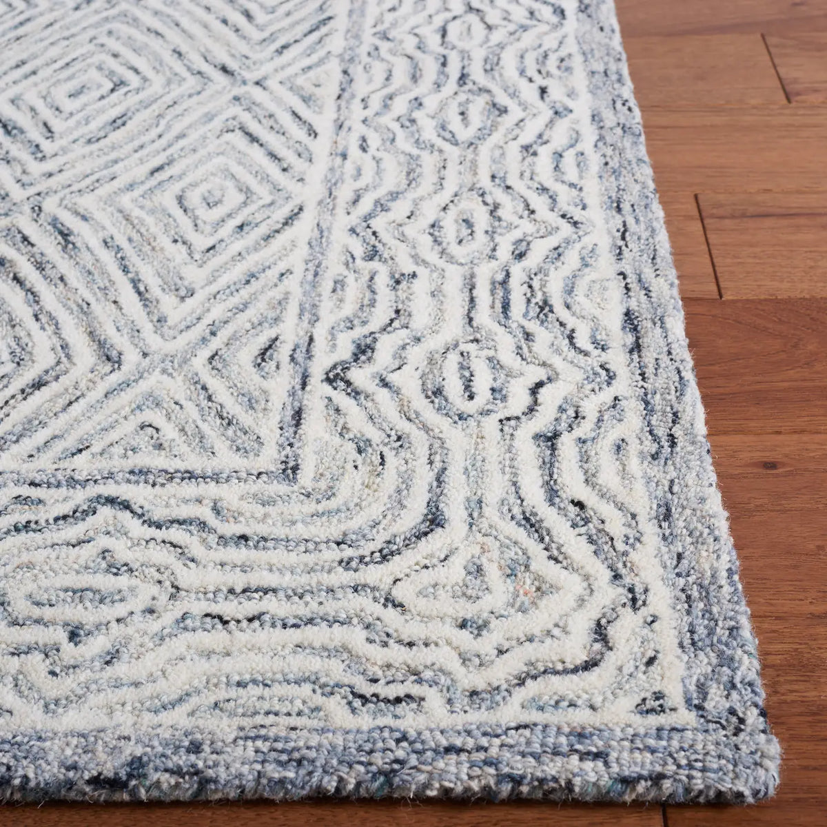 Safavieh Capri 4'-0" x 6'-0" Rug in Ivory / Blue