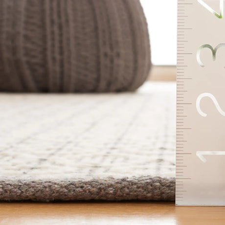 Safavieh Vermont 4'-0" x 6'-0" Rug in Grey / Ivory